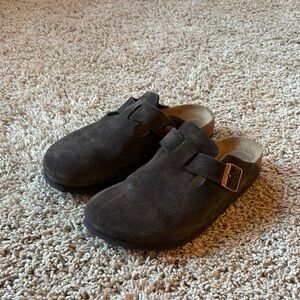 Birkenstock Bostons in Suede Mocha